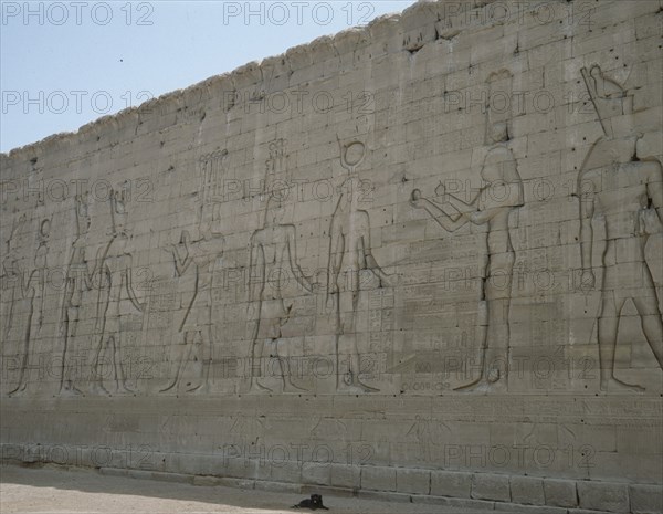 PARED CON RELIEVES DE DIOSES EGIPCIOS- HORUS-ATHOR-MUT-RA
EDFU, TEMPLO DE HORUS
EGIPTO

This image is not downloadable. Contact us for the high res.