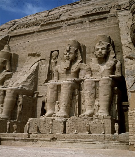COLOSOS DE LA ENTRADA EXCAVADOS EN ROCA - XIX DINASTIA - 1260 AC
ABU SIMBEL, TEMPLO RAMSES II
EGIPTO