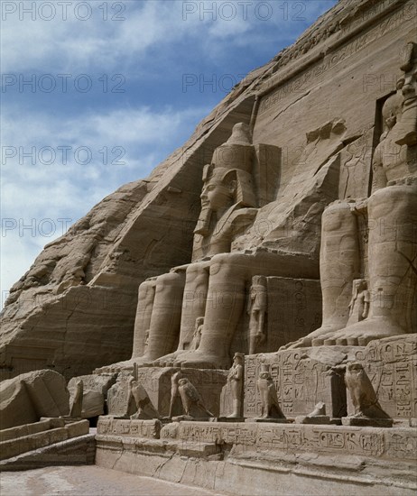 COLOSOS DE LA ENTRADA EXCAVADOS EN ROCA - XIX DINASTIA - 1260 AC
ABU SIMBEL, TEMPLO RAMSES II
EGIPTO

This image is not downloadable. Contact us for the high res.