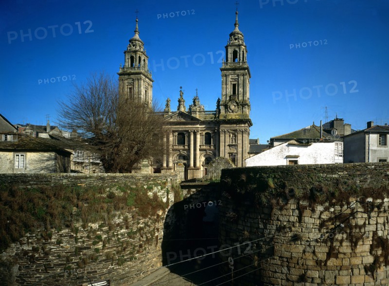 Mur d'enceinte et façade de la cathédrale de la ville de Lugo (Espagne)