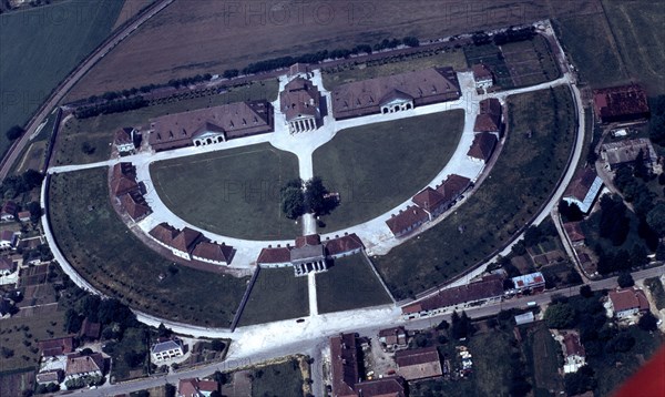 LEDOUX NICOLAS 1736/1806
AEREA DE LA CIUDAD-FABRICA DE LAS SALINAS REALES 1775/79
ARC SENANS, EXTERIOR
FRANCIA

This image is not downloadable. Contact us for the high res.