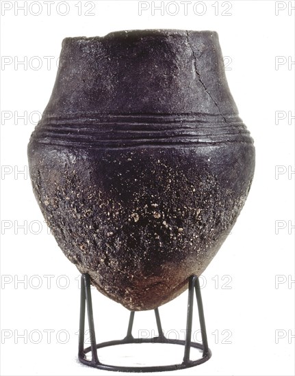 VASIJA CON LA BASE APUNTADA  (CERAMICA NEGRA DE FUERTEVENTURA)
SANTA CRUZ, MUSEO ARQUEOLOGICO
TENERIFE

This image is not downloadable. Contact us for the high res.