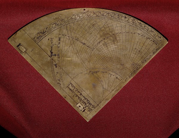 CUADRANTE "NOVUS" DE AHMAD IBN ABD AL-RAHMAN AL-DUHMANI-MARRUECOS-RADIO 173 MM
MADRID, MUSEO ARQUEOLOGICO NACIONAL
MADRID