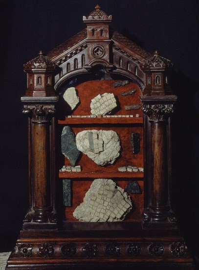 VITRINA CON MATERIAL ARQUEOLOGICO DE LA CRIPTA
SANTIAGO DE COMPOSTELA, CATEDRAL
CORUÑA

This image is not downloadable. Contact us for the high res.