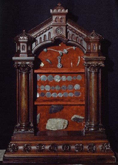 VITRINA CON MATERIAL ARQUEOLOGICO DE LA CRIPTA
SANTIAGO DE COMPOSTELA, CATEDRAL
CORUÑA

This image is not downloadable. Contact us for the high res.