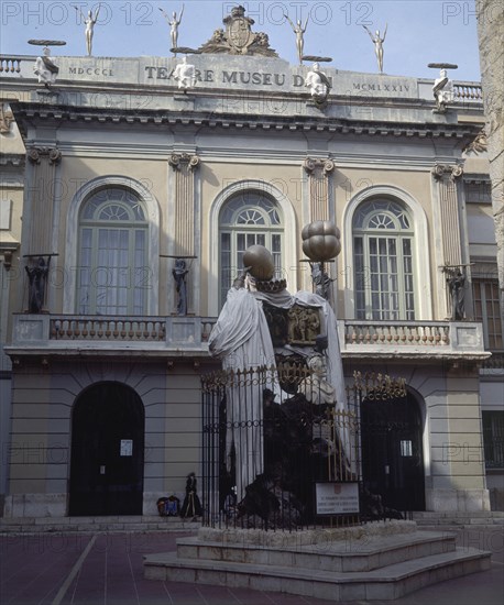 ROCA I BROS
ESTRUCTURA DEL ANTIGUO TEATRO CONSTRUIDO ENTRE 1849 Y 50 - MONUMENTO A FRANCESC PUJOLS
FIGUERAS, TEATRO-MUSEO DALI
GERONA