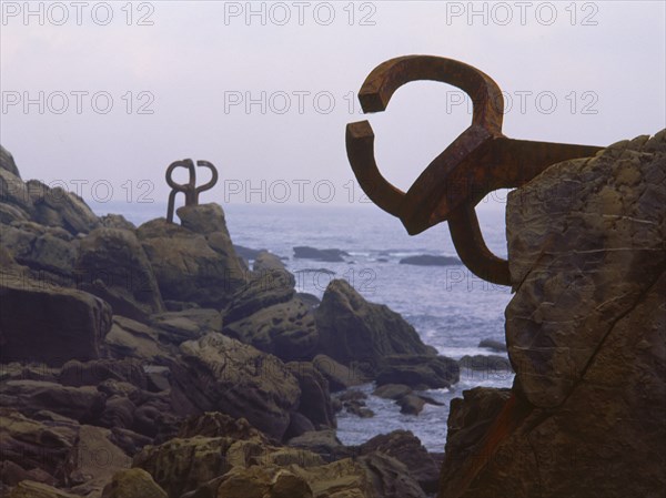 CHILLIDA EDUARDO 1924/2002
EL PEINE DE LOS VIENTOS EN LA PLAZA DEL TENIS
SAN SEBASTIAN, EXTERIOR
GUIPUZCOA

This image is not downloadable. Contact us for the high res.