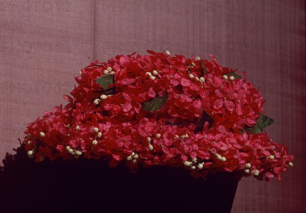 BALENCIAGA CRISTOBAL 1895/1972
SOMBRERO CANOTIER-1958              CAT 227
LYON, EXPOSICION BALENCIAGA
FRANCIA