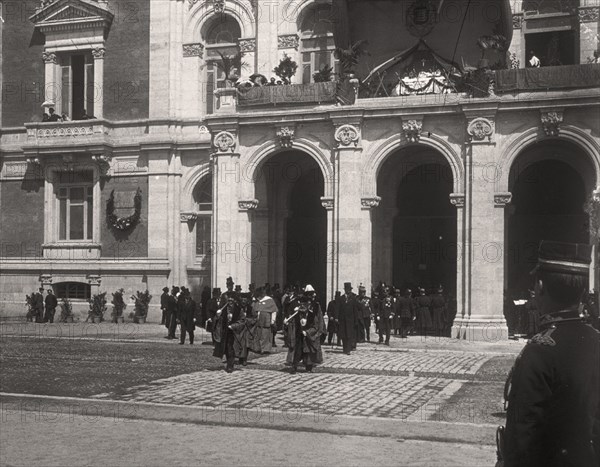 AUTORIDADES PASANDO REVISTA-PLAZA MAYOR VALLADOLID-1930