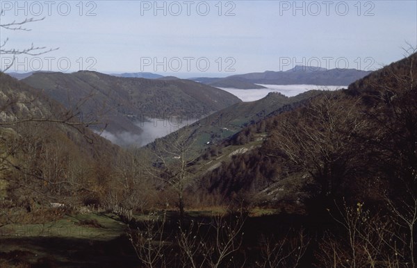 PUERTO DE LA VELETA-VALLE CON NIEBLA
NAVARRA, EXTERIOR
NAVARRA