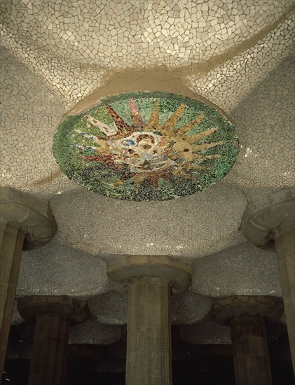 GAUDI ANTONI 1852-1926
SALA DE LAS COLUMNAS-MEDALLON DE CERAMICA
BARCELONA, PARQUE GÜELL
BARCELONA