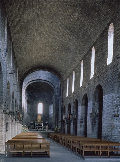 IGLESIA-NAVE CENTRAL HACIA LA CABECERA-BOVEDA CANON
RIPOLL, MONASTERIO DE SANTA MARIA
GERONA