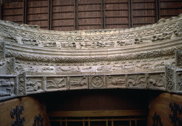 INTRADOS DEL PORTICO A LA IGLESIA
RIPOLL, MONASTERIO DE SANTA MARIA
GERONA

This image is not downloadable. Contact us for the high res.