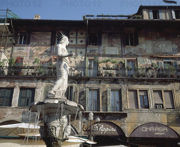 CAMPIONE BONINO
PLAZA DE LA ERBE-FUENTE DE MADONNA VERONA
VERONA, EXTERIOR
ITALIA

This image is not downloadable. Contact us for the high res.