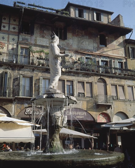 CAMPIONE BONINO
PLAZA DE LA ERBE-FUENTE DE MADONNA VERONA
VERONA, EXTERIOR
ITALIA

This image is not downloadable. Contact us for the high res.
