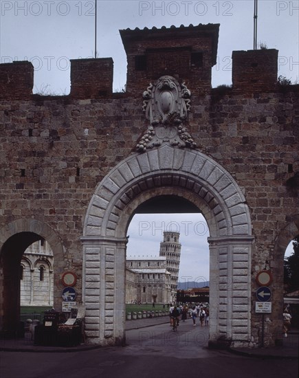PUERTA DE LA MURALLA- AL FONDO CATEDRAL Y TORRE INCLINADA
PISA, EXTERIOR
ITALIA

This image is not downloadable. Contact us for the high res.