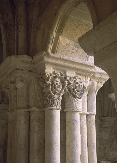 CLAUSTRO-DET CAPITELES CON DECORACION VEGETAL-
AGUILAR DEL CAMPOO, MONASTERIO SANTA MARIA LA REAL
PALENCIA