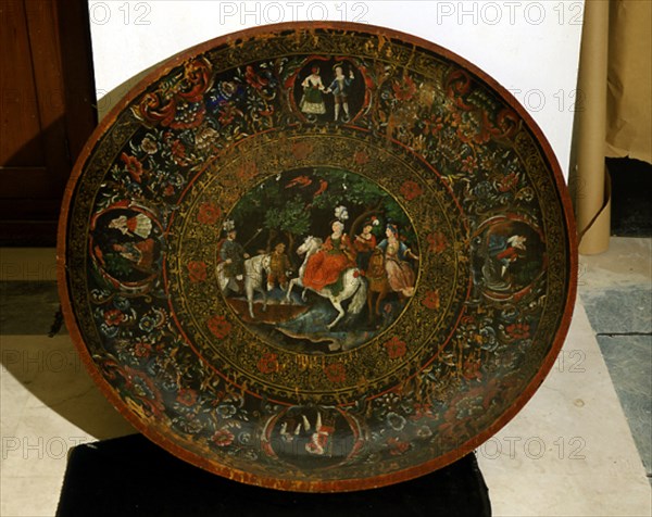 BATEA DE MADERA DECORADA CON ESCENAS GALANTES -ARTE VIRREINAL- S XVIII DAMAS Y SOLDADO A CABALLO
MADRID, MUSEO DE AMERICA
MADRID