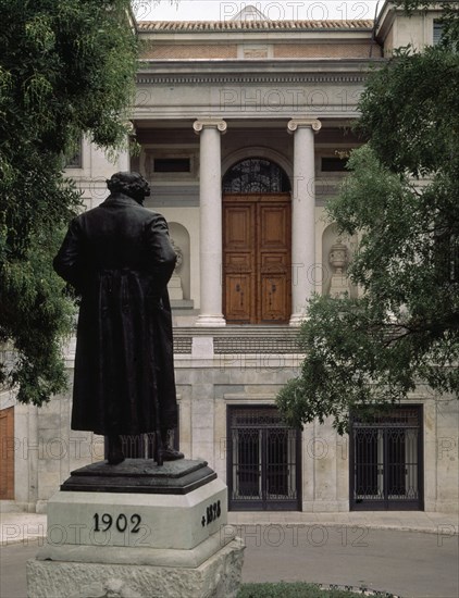 Villanueva (de), Exterior - Frontage Goya - Monument to Goya by Benlliure