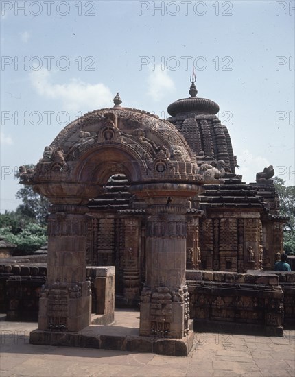 TORANA (PUERTA DE ENTRADA SEPARADA) DECORADA CON RELIEVES
BHUVANESVAR, TEMPLO MUKTESVARA
INDIA