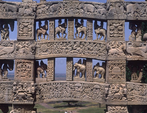 STUPA Nº1-DET TORANA NORTE(PUERTA)CON REPRESENTAC SIMBOLICAS
SANCHI, STUPA 1
INDIA