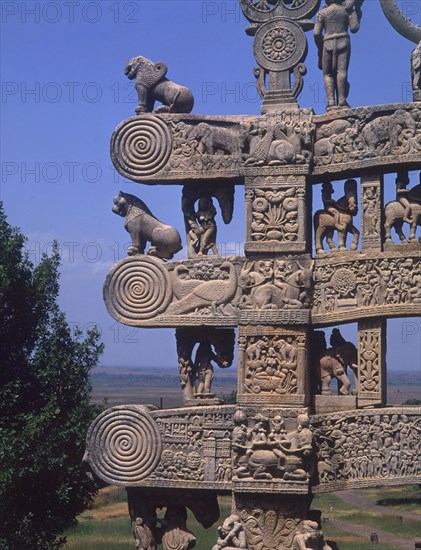 STUPA Nº1-GRIFOS,JINETES,LEONES-DET TORANA NORTE(PUERTA)
SANCHI, STUPA 1
INDIA