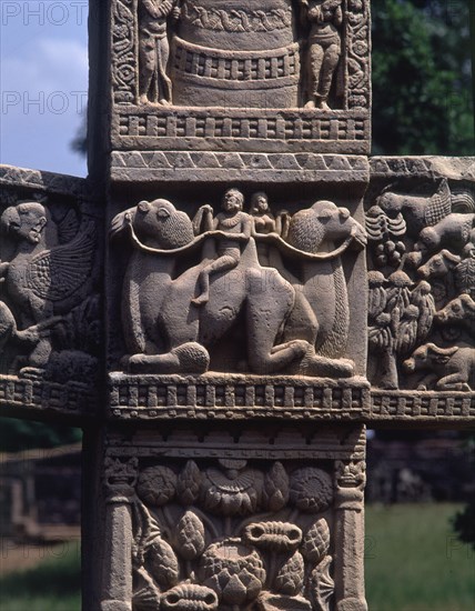 STUPA Nº1-TORANA(PUERTA)E-RELIEVE DE PORTEADORES EN CAMELLO
SANCHI, STUPA 1
INDIA