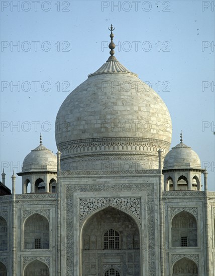 VISTA SUP DE LA FACHADA PRINCIPAL,CUPULA Y CUPULILLAS-S XVII
AGRA, TAJ MAHAL
INDIA

This image is not downloadable. Contact us for the high res.