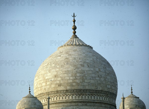 DET CUPULA EN MARMOL CON REMATE EN ORO(YAMUR)Y CUPULILLAS
AGRA, TAJ MAHAL
INDIA

This image is not downloadable. Contact us for the high res.