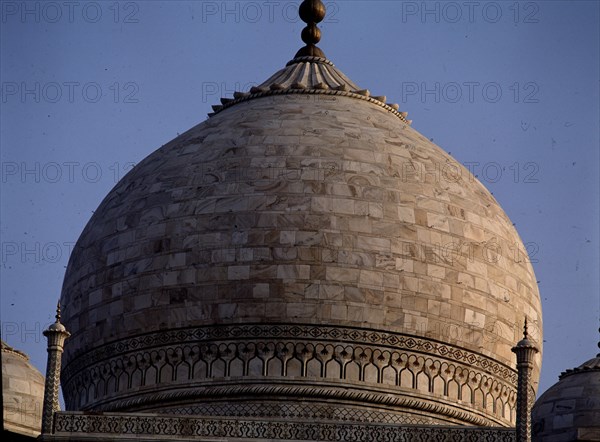 DET CUPULA SOBRE TAMBOR CON INCRUSTACIONES Y REMATE EN ORO
AGRA, TAJ MAHAL
INDIA

This image is not downloadable. Contact us for the high res.