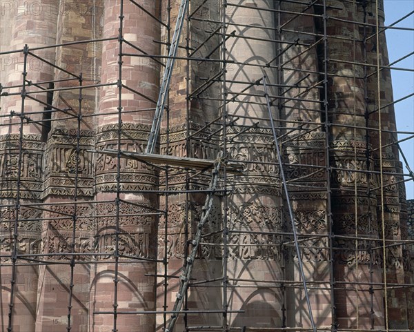 DET INF CON ANDAMIOS ALMINAR"QUTB-MINAR"(1199)ARTE INDOMUSUL
DELHI, MEZQ QUWWAT-AL-ISLAM
INDIA