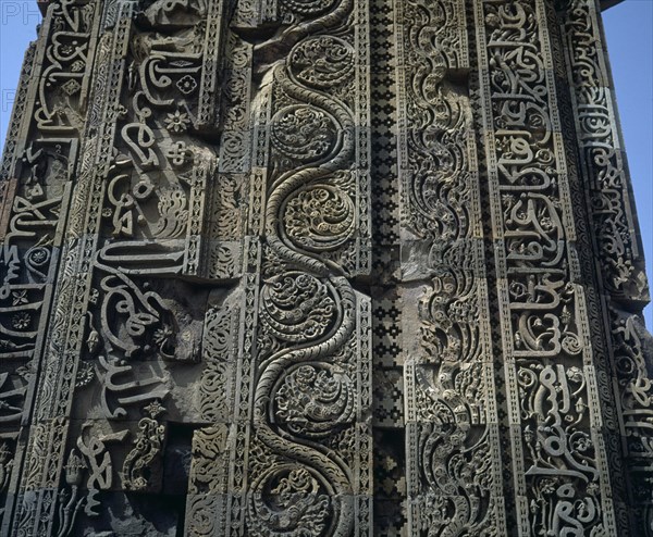 DET MURO DE LA MEZQUITA-DECORACION HINDU CON INSCRIPC ARABE
DELHI, MEZQ QUWWAT-AL-ISLAM
INDIA