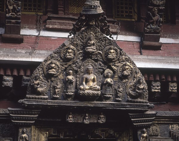 REMATE DE LA PUERTA(O TORANA)DE ENTRADA-RELIEVES VIDA BUDA
PATAN, TEMPLO DORADO
NEPAL