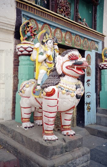 *SIVA SOBRE LEON-ESCULTURA QUE FLANQUEA LA PUERTA DE ENTRADA
KATMANDU, PALACI HANUMAN DHOKA
NEPAL