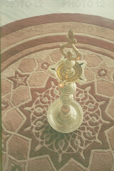 *LAMPARA DE ACEITE
AGRA, HOTEL MUGHAL SHERATO
INDIA

This image is not downloadable. Contact us for the high res.