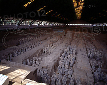 COLUMNAS DE GUERREROS Y CABALLOS-ESCULTURAS EN BARRO COCIDO-S III A J.C.IZQUIE
XIAN, MAUSOLEO QIN SHI HUANG
CHINA

This image is not downloadable. Contact us for the high res.