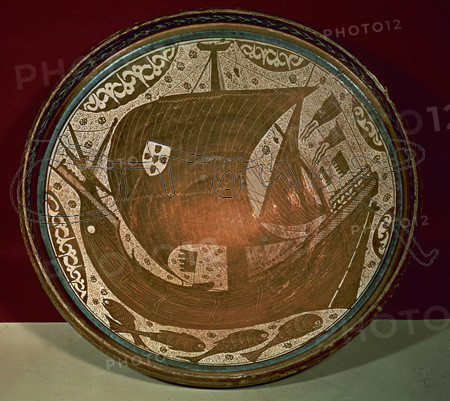 I-ATAIFOR DE NAVE PORTUGUESA CON PECES Y ESPIRALES-S XIV-NAZARI
LONDRES, MUSEO VICTORIA ALBERTO
INGLATERRA