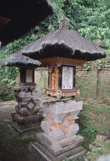 ALTARCILLOS SOBRE BASES DE PIEDRAS-TODO BALINES VIENE A PURIFICARSE
BALI, TAMPAKSIRING-TEMPLO
INDONESIA

This image is not downloadable. Contact us for the high res.