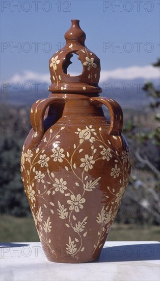 GOMEZ MARIANO
OLLA MAJA VIDRIADA Y DECORADA CON FLORES DE PASTA BLANCA-ARTE POPULAR S XX
CUERVA, COLECCION PARTICULAR
TOLEDO

This image is not downloadable. Contact us for the high res.