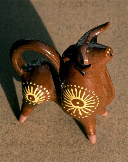 BOTIJO DE ADORNO CON FORMA DE TORO - VIDRIADO Y DECORADO -ARTE POPULAR
ALBA TORMES, COLECCION PARTICULAR
SALAMANCA