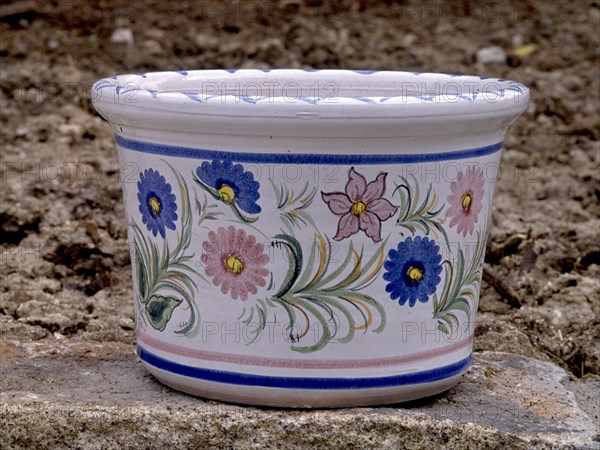 MACETERO VIDRIADO Y POLICROMADO CON MOTIVOS FLORALES - ARTE POPULAR S XX
LORCA, COLECCION PARTICULAR
MURCIA