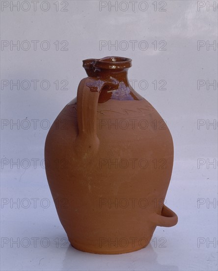 CANTARO DE CUELLO CORTO VIDRIADO Y CON UN ASA FRONTAL EN LA BASE CASI
FRESNO CANTESPINO, COLECCION PARTICULAR
SEGOVIA

This image is not downloadable. Contact us for the high res.