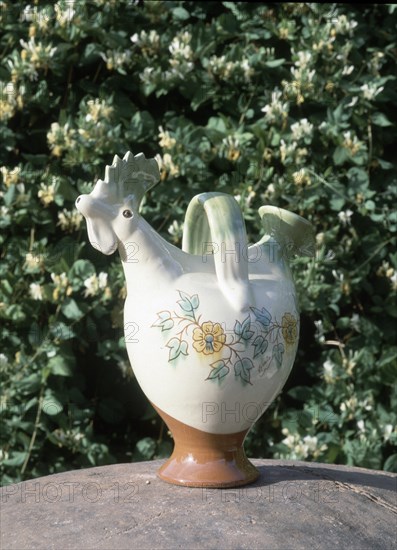 BOTIJO ESMALTADO EN FORMA DE GALLINA CON DECORACION VEGETAL-S XX ARTE POPULAR
SALVATIERRA BARROS, COLECCION PARTICULAR
BADAJOZ