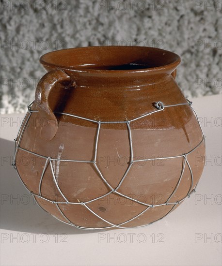 OLLA "CORDADA"(REJILLA DE ALAMBRE EN LA BASE) - S XX ARTE POPULAR
MARATXI-PORTOL, COLECCION PARTICULAR
MALLORCA

This image is not downloadable. Contact us for the high res.