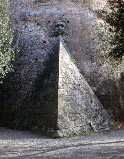 DETALLE CONTRAFUERTE EN FORMA PIRAMIDAL
SIENA, EXTERIOR
ITALIA

This image is not downloadable. Contact us for the high res.