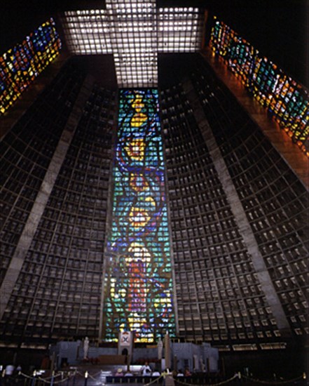 INTERIOR-NAVE CENTRAL HACIA LA CABECERA Y VIDRIERA
RIO DE JANEIRO, CATEDRAL NUEVA
BRASIL