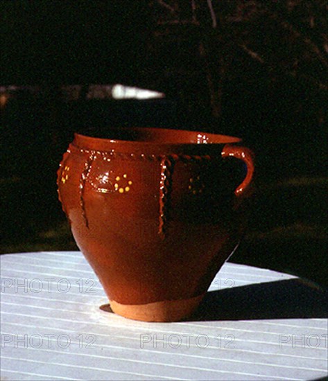 OLLA-PUCHERO VIDRIADA Y CON DECORACION DE CORDON
NAVAL, COLECCION PARTICULAR
HUESCA