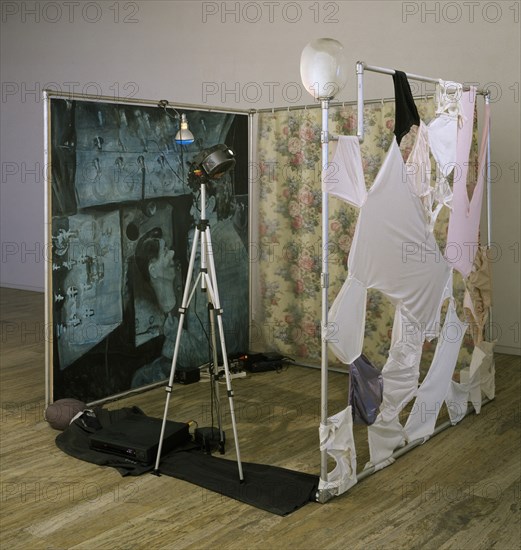 OURSLER TONY 1957-
BOX, 1997-PINTURA,TELA,VIDRIO,METAL,LUZ ARTIFICIAL,MATERIAL DE AUDIO,VIDEOPROYECTOR
MADRID, GALERIA SOLEDAD LORENZO
MADRID

This image is not downloadable. Contact us for the high res.