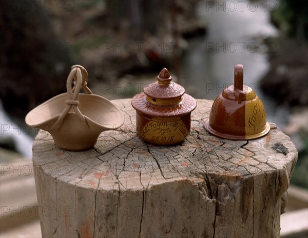 JUGUETES DE CERAMICA (CESTA,CAMPANA Y CASITA) CERAMICA POPULAR S XX
ARANDA DE DUERO, COLECCION PARTICULAR
BURGOS