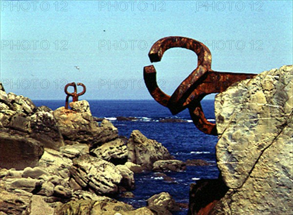 CHILLIDA EDUARDO 1924/2002
ESCULTURAS-"PEINE DE LOS VIENTOS" EN ROCAS SOBRE EL MAR- HIERRO - 1972-77
SAN SEBASTIAN, EXTERIOR
GUIPUZCOA

This image is not downloadable. Contact us for the high res.